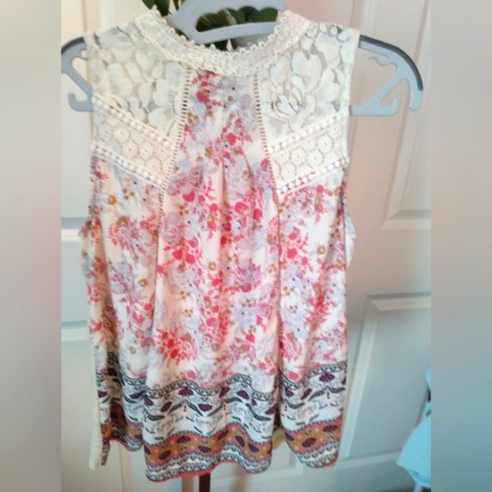 🥂 Skylar & Jade really cute tank top with lace details in great condition, M.